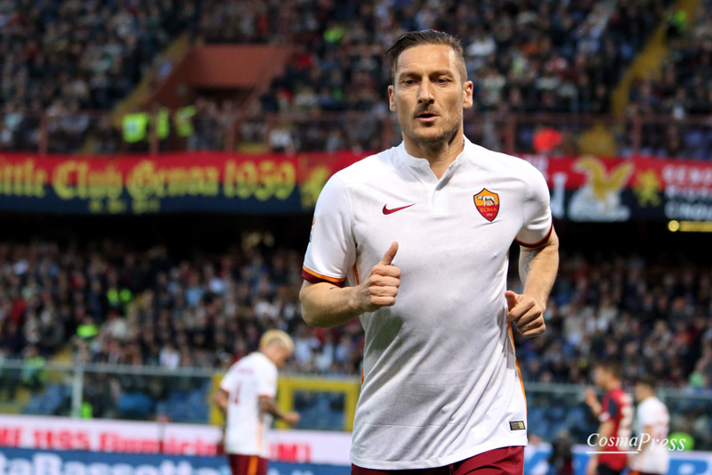 Il racconto fotografico della partita del capitano giallorosso - uno sguardo sempre concentrato e pronto, un saluto ai tifosi durante il riscaldamento prima dell'ingresso in campo al 30' del secondo tempo, il goal su punizione e l'esultanza con i compagni di squadra. [foto C. Martemucci]