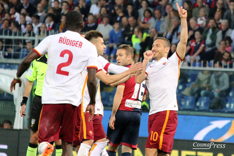 Il racconto fotografico della partita del capitano giallorosso - uno sguardo sempre concentrato e pronto, un saluto ai tifosi durante il riscaldamento prima dell'ingresso in campo al 30' del secondo tempo, il goal su punizione e l'esultanza con i compagni di squadra. [foto C. Martemucci]