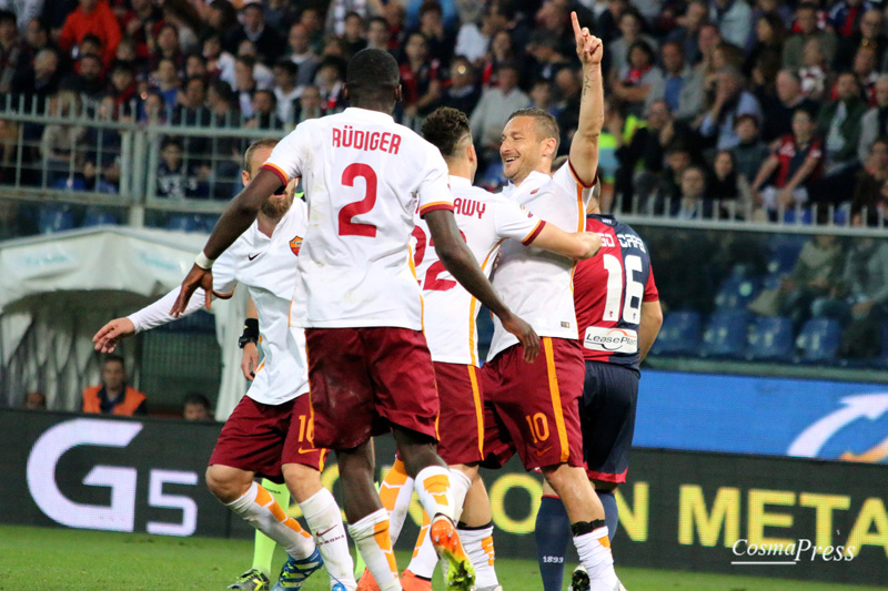 Il racconto fotografico della partita del capitano giallorosso - uno sguardo sempre concentrato e pronto, un saluto ai tifosi durante il riscaldamento prima dell'ingresso in campo al 30' del secondo tempo, il goal su punizione e l'esultanza con i compagni di squadra. [foto C. Martemucci]