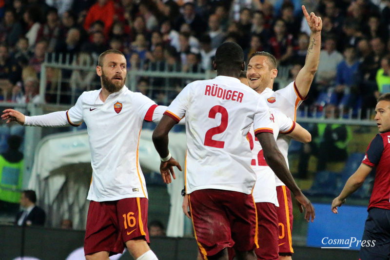 Il racconto fotografico della partita del capitano giallorosso - uno sguardo sempre concentrato e pronto, un saluto ai tifosi durante il riscaldamento prima dell'ingresso in campo al 30' del secondo tempo, il goal su punizione e l'esultanza con i compagni di squadra. [foto C. Martemucci]