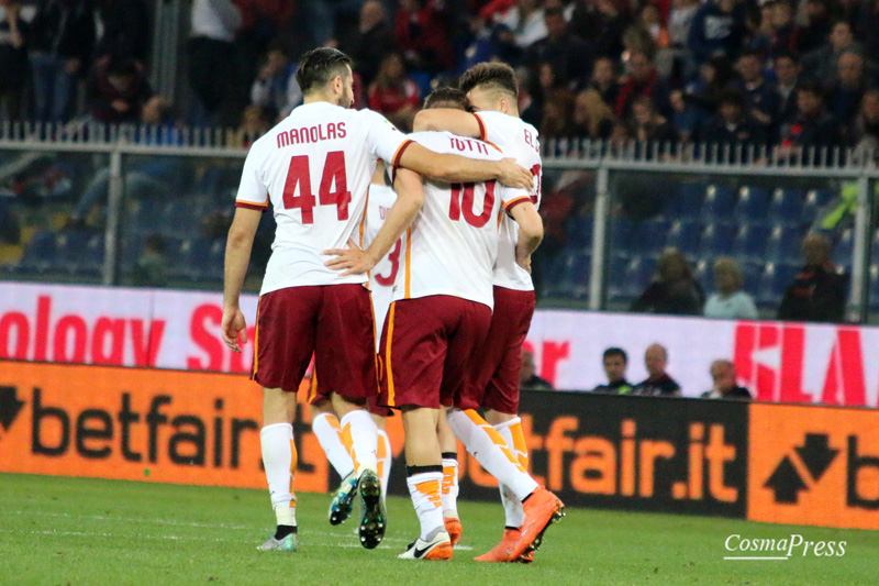 Il racconto fotografico della partita del capitano giallorosso - uno sguardo sempre concentrato e pronto, un saluto ai tifosi durante il riscaldamento prima dell'ingresso in campo al 30' del secondo tempo, il goal su punizione e l'esultanza con i compagni di squadra. [foto C. Martemucci]