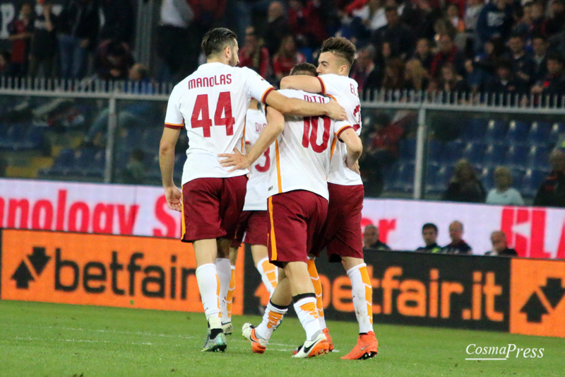 Il racconto fotografico della partita del capitano giallorosso - uno sguardo sempre concentrato e pronto, un saluto ai tifosi durante il riscaldamento prima dell'ingresso in campo al 30' del secondo tempo, il goal su punizione e l'esultanza con i compagni di squadra. [foto C. Martemucci]