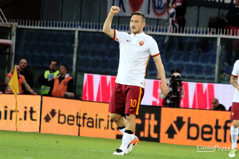 Il racconto fotografico della partita del capitano giallorosso - uno sguardo sempre concentrato e pronto, un saluto ai tifosi durante il riscaldamento prima dell'ingresso in campo al 30' del secondo tempo, il goal su punizione e l'esultanza con i compagni di squadra. [foto C. Martemucci]