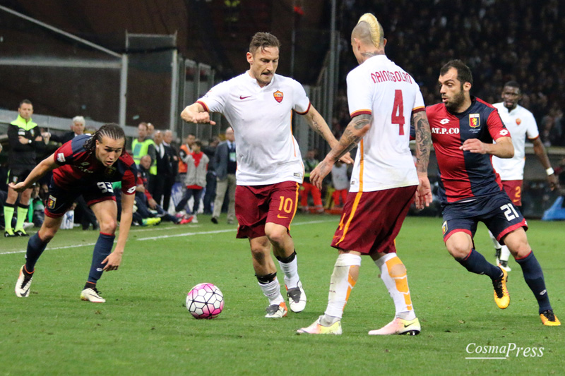 Il racconto fotografico della partita del capitano giallorosso - uno sguardo sempre concentrato e pronto, un saluto ai tifosi durante il riscaldamento prima dell'ingresso in campo al 30' del secondo tempo, il goal su punizione e l'esultanza con i compagni di squadra. [foto C. Martemucci]