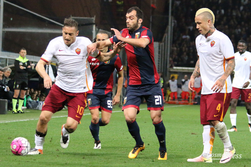 Il racconto fotografico della partita del capitano giallorosso - uno sguardo sempre concentrato e pronto, un saluto ai tifosi durante il riscaldamento prima dell'ingresso in campo al 30' del secondo tempo, il goal su punizione e l'esultanza con i compagni di squadra. [foto C. Martemucci]