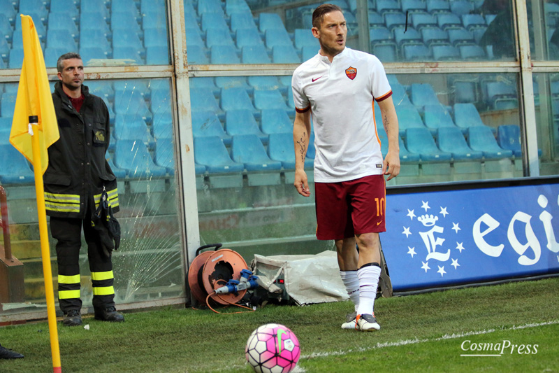 Il racconto fotografico della partita del capitano giallorosso - uno sguardo sempre concentrato e pronto, un saluto ai tifosi durante il riscaldamento prima dell'ingresso in campo al 30' del secondo tempo, il goal su punizione e l'esultanza con i compagni di squadra. [foto C. Martemucci]