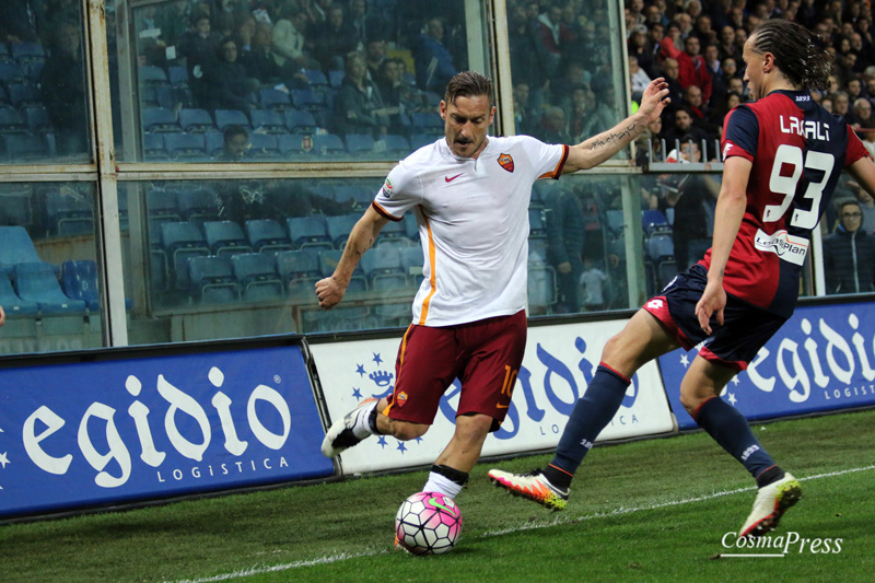 Il racconto fotografico della partita del capitano giallorosso - uno sguardo sempre concentrato e pronto, un saluto ai tifosi durante il riscaldamento prima dell'ingresso in campo al 30' del secondo tempo, il goal su punizione e l'esultanza con i compagni di squadra. [foto C. Martemucci]