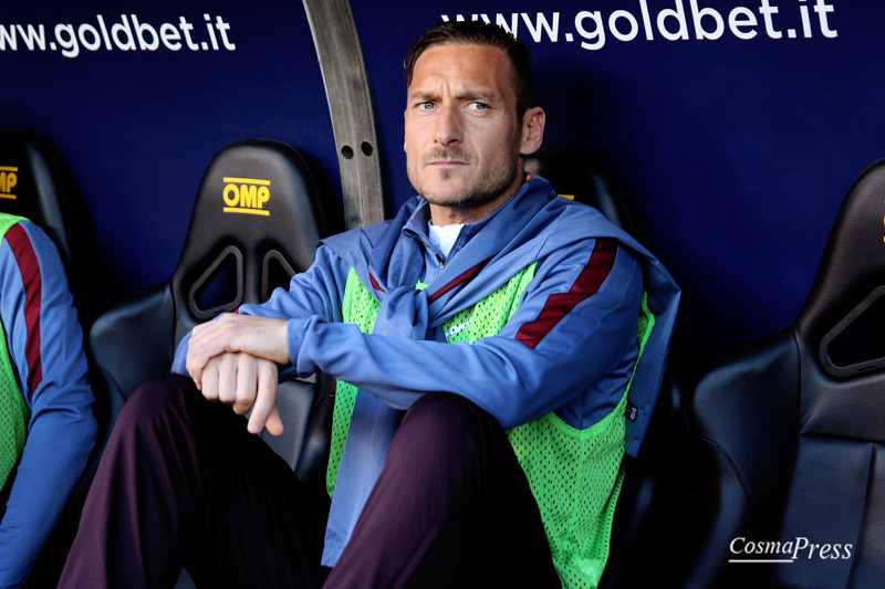 Il racconto fotografico della partita del capitano giallorosso - uno sguardo sempre concentrato e pronto, un saluto ai tifosi durante il riscaldamento prima dell'ingresso in campo al 30' del secondo tempo, il goal su punizione e l'esultanza con i compagni di squadra. [foto C. Martemucci]