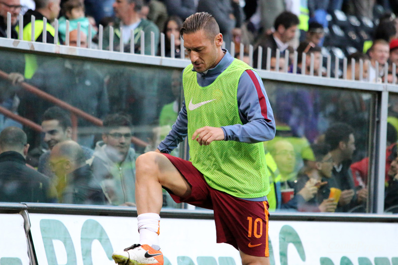 Il racconto fotografico della partita del capitano giallorosso - uno sguardo sempre concentrato e pronto, un saluto ai tifosi durante il riscaldamento prima dell'ingresso in campo al 30' del secondo tempo, il goal su punizione e l'esultanza con i compagni di squadra. [foto C. Martemucci]