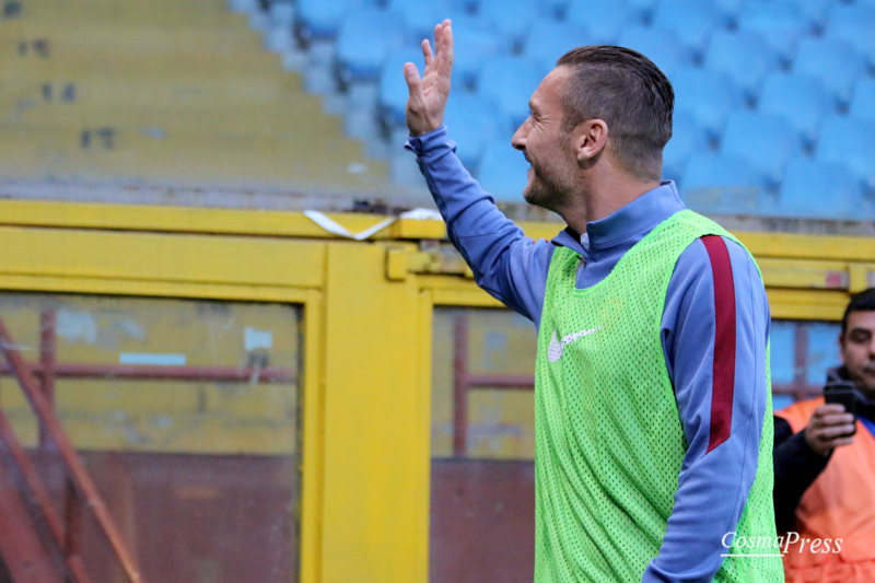 Il racconto fotografico della partita del capitano giallorosso - uno sguardo sempre concentrato e pronto, un saluto ai tifosi durante il riscaldamento prima dell'ingresso in campo al 30' del secondo tempo, il goal su punizione e l'esultanza con i compagni di squadra. [foto C. Martemucci]