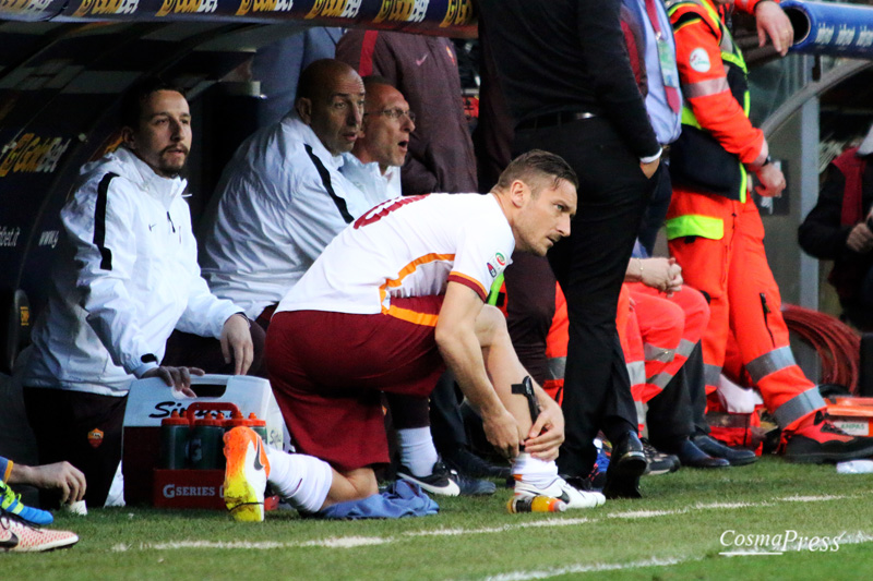 Il racconto fotografico della partita del capitano giallorosso - uno sguardo sempre concentrato e pronto, un saluto ai tifosi durante il riscaldamento prima dell'ingresso in campo al 30' del secondo tempo, il goal su punizione e l'esultanza con i compagni di squadra. [foto C. Martemucci]