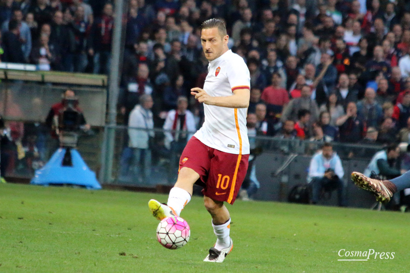 Il racconto fotografico della partita del capitano giallorosso - uno sguardo sempre concentrato e pronto, un saluto ai tifosi durante il riscaldamento prima dell'ingresso in campo al 30' del secondo tempo, il goal su punizione e l'esultanza con i compagni di squadra. [foto C. Martemucci]