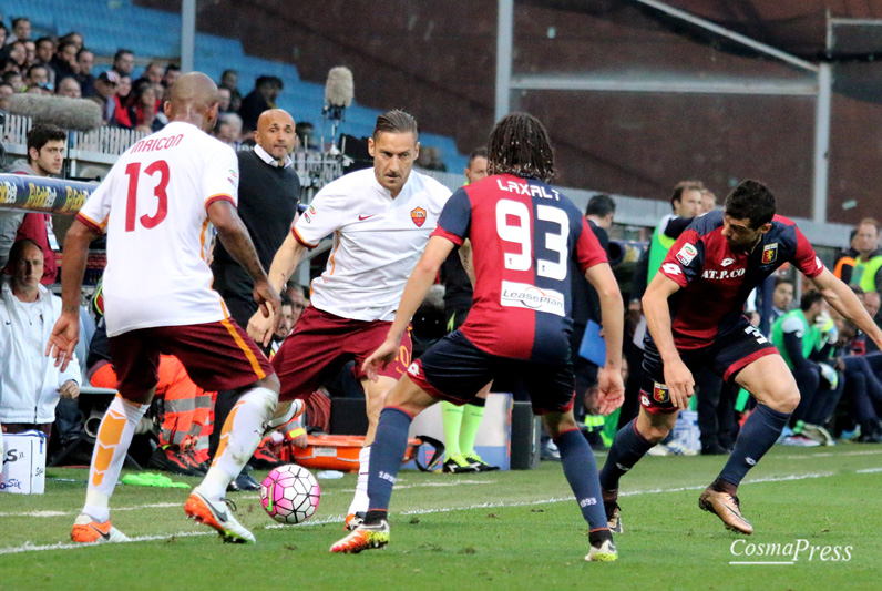 Il racconto fotografico della partita del capitano giallorosso - uno sguardo sempre concentrato e pronto, un saluto ai tifosi durante il riscaldamento prima dell'ingresso in campo al 30' del secondo tempo, il goal su punizione e l'esultanza con i compagni di squadra. [foto C. Martemucci]