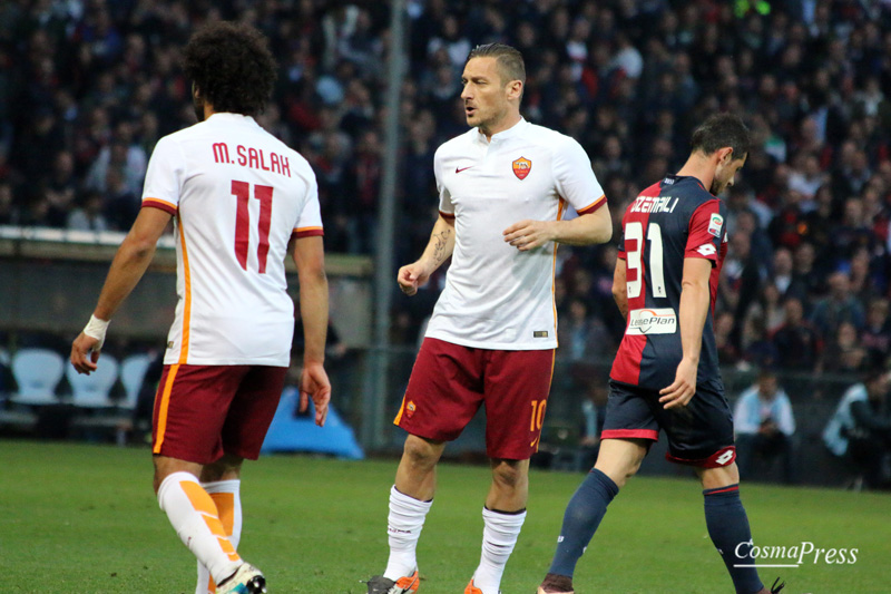 Il racconto fotografico della partita del capitano giallorosso - uno sguardo sempre concentrato e pronto, un saluto ai tifosi durante il riscaldamento prima dell'ingresso in campo al 30' del secondo tempo, il goal su punizione e l'esultanza con i compagni di squadra. [foto C. Martemucci]