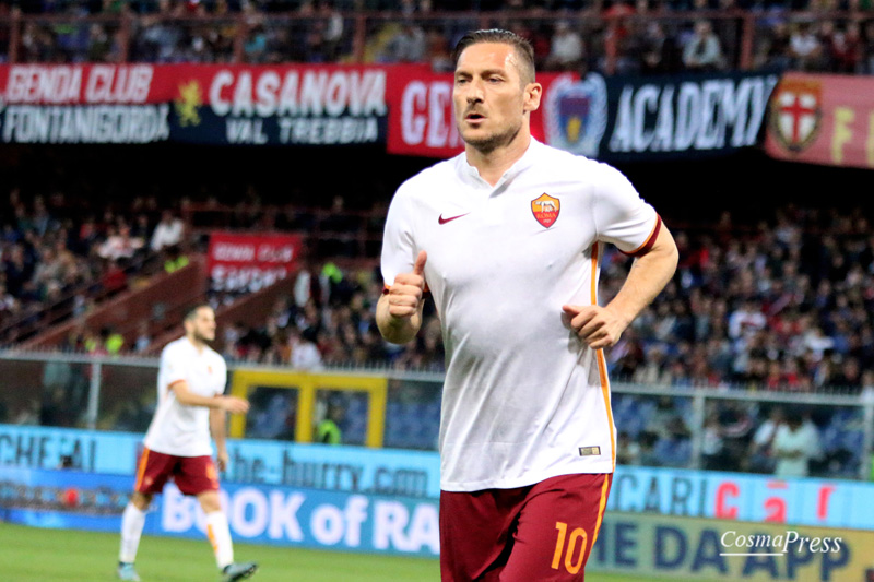 Il racconto fotografico della partita del capitano giallorosso - uno sguardo sempre concentrato e pronto, un saluto ai tifosi durante il riscaldamento prima dell'ingresso in campo al 30' del secondo tempo, il goal su punizione e l'esultanza con i compagni di squadra. [foto C. Martemucci]