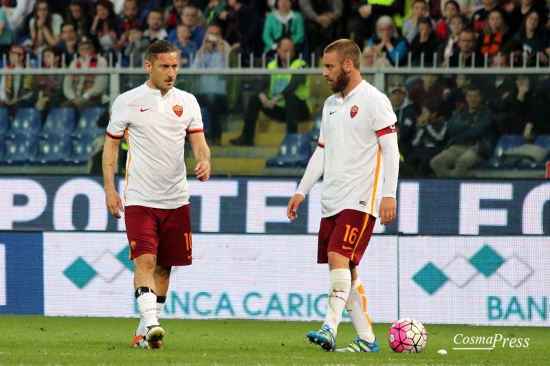 Il racconto fotografico della partita del capitano giallorosso - uno sguardo sempre concentrato e pronto, un saluto ai tifosi durante il riscaldamento prima dell'ingresso in campo al 30' del secondo tempo, il goal su punizione e l'esultanza con i compagni di squadra. [foto C. Martemucci]