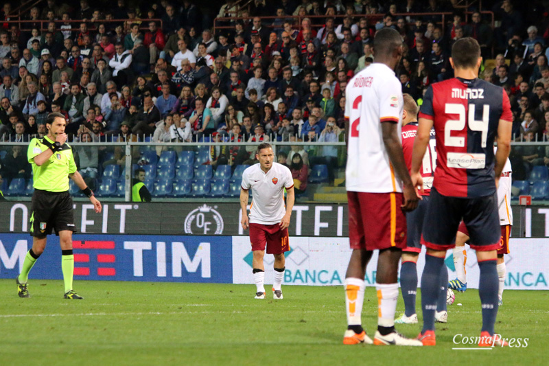 Il racconto fotografico della partita del capitano giallorosso - uno sguardo sempre concentrato e pronto, un saluto ai tifosi durante il riscaldamento prima dell'ingresso in campo al 30' del secondo tempo, il goal su punizione e l'esultanza con i compagni di squadra. [foto C. Martemucci]