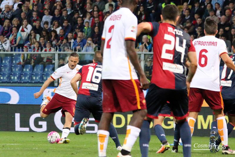 Il racconto fotografico della partita del capitano giallorosso - uno sguardo sempre concentrato e pronto, un saluto ai tifosi durante il riscaldamento prima dell'ingresso in campo al 30' del secondo tempo, il goal su punizione e l'esultanza con i compagni di squadra. [foto C. Martemucci]