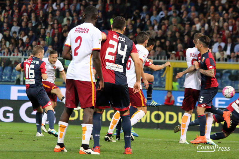 Il racconto fotografico della partita del capitano giallorosso - uno sguardo sempre concentrato e pronto, un saluto ai tifosi durante il riscaldamento prima dell'ingresso in campo al 30' del secondo tempo, il goal su punizione e l'esultanza con i compagni di squadra. [foto C. Martemucci]