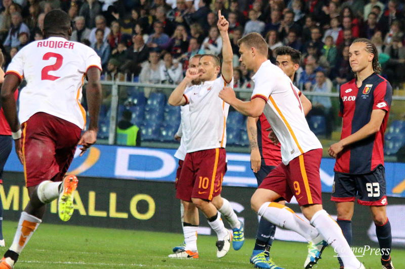 Il racconto fotografico della partita del capitano giallorosso - uno sguardo sempre concentrato e pronto, un saluto ai tifosi durante il riscaldamento prima dell'ingresso in campo al 30' del secondo tempo, il goal su punizione e l'esultanza con i compagni di squadra. [foto C. Martemucci]