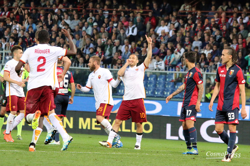 Il racconto fotografico della partita del capitano giallorosso - uno sguardo sempre concentrato e pronto, un saluto ai tifosi durante il riscaldamento prima dell'ingresso in campo al 30' del secondo tempo, il goal su punizione e l'esultanza con i compagni di squadra. [foto C. Martemucci]