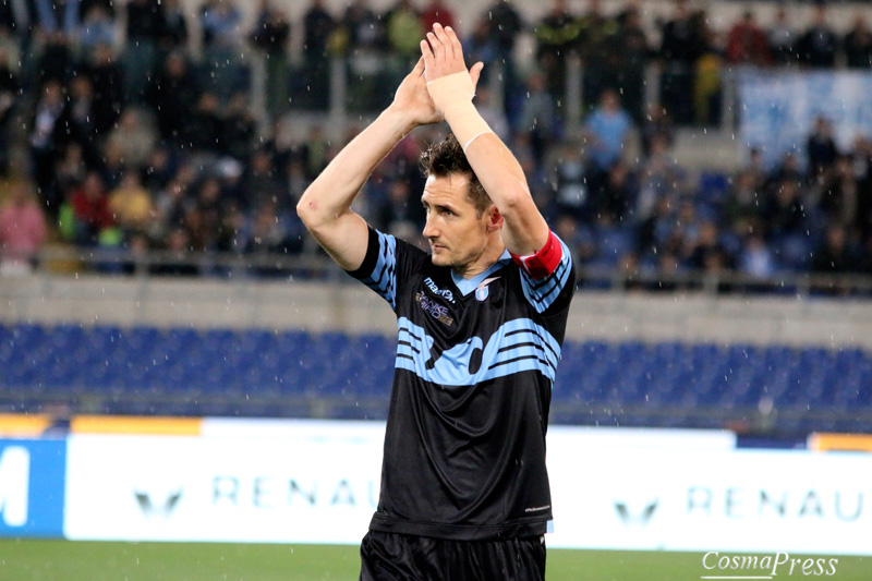 Lazio - Klose day - Miro saluta con goal su rigore in un Olimpico pieno ad applaudirlo. [foto C. Martemucci]