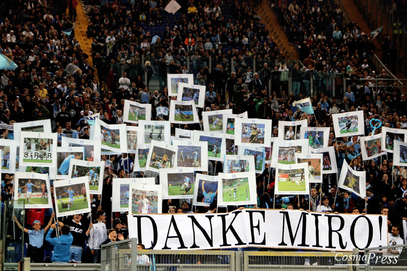 Lazio - Klose day - Miro saluta con goal su rigore in un Olimpico pieno ad applaudirlo. [foto C. Martemucci]