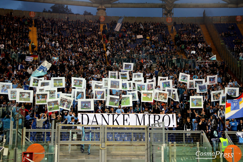 Lazio - Klose day - Miro saluta con goal su rigore in un Olimpico pieno ad applaudirlo. [foto C. Martemucci]