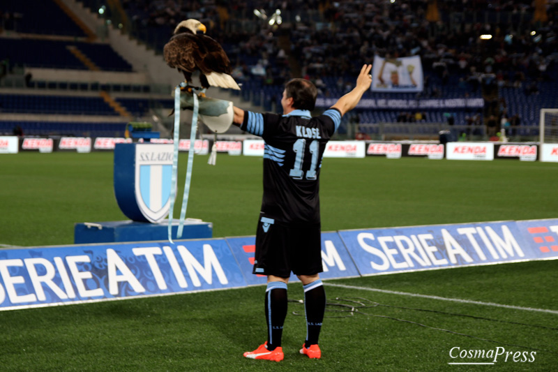 Lazio - Klose day - Miro saluta con goal su rigore in un Olimpico pieno ad applaudirlo. [foto C. Martemucci]