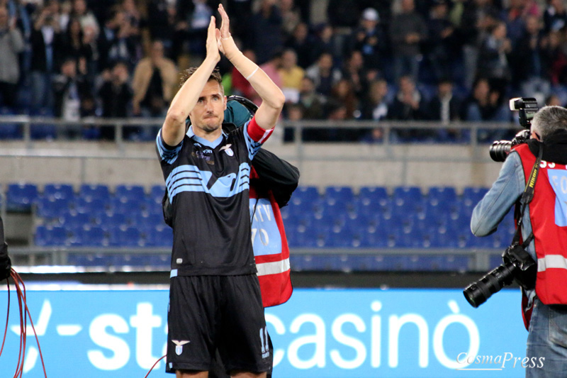 Lazio - Klose day - Miro saluta con goal su rigore in un Olimpico pieno ad applaudirlo. [foto C. Martemucci]