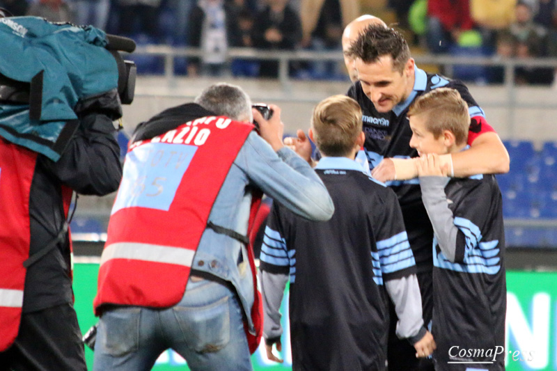 Lazio - Klose day - Miro saluta con goal su rigore in un Olimpico pieno ad applaudirlo. [foto C. Martemucci]