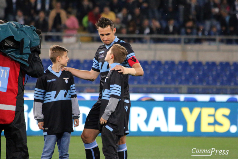 Lazio - Klose day - Miro saluta con goal su rigore in un Olimpico pieno ad applaudirlo. [foto C. Martemucci]