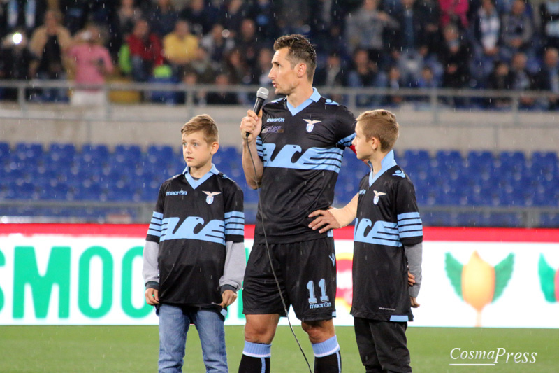 Lazio - Klose day - Miro saluta con goal su rigore in un Olimpico pieno ad applaudirlo. [foto C. Martemucci]