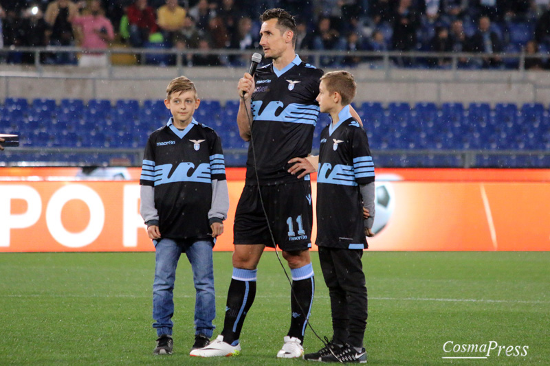 Lazio - Klose day - Miro saluta con goal su rigore in un Olimpico pieno ad applaudirlo. [foto C. Martemucci]