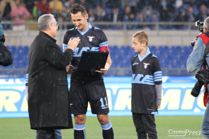 Lazio - Klose day - Miro saluta con goal su rigore in un Olimpico pieno ad applaudirlo. [foto C. Martemucci]