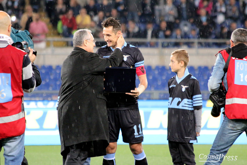 Lazio - Klose day - Miro saluta con goal su rigore in un Olimpico pieno ad applaudirlo. [foto C. Martemucci]