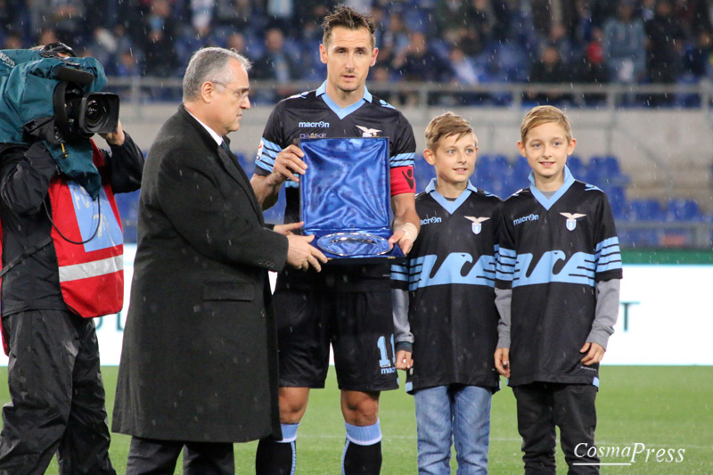 Lazio - Klose day - Miro saluta con goal su rigore in un Olimpico pieno ad applaudirlo. [foto C. Martemucci]