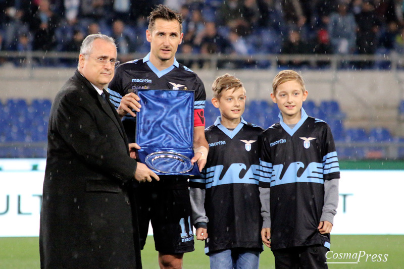 Lazio - Klose day - Miro saluta con goal su rigore in un Olimpico pieno ad applaudirlo. [foto C. Martemucci]