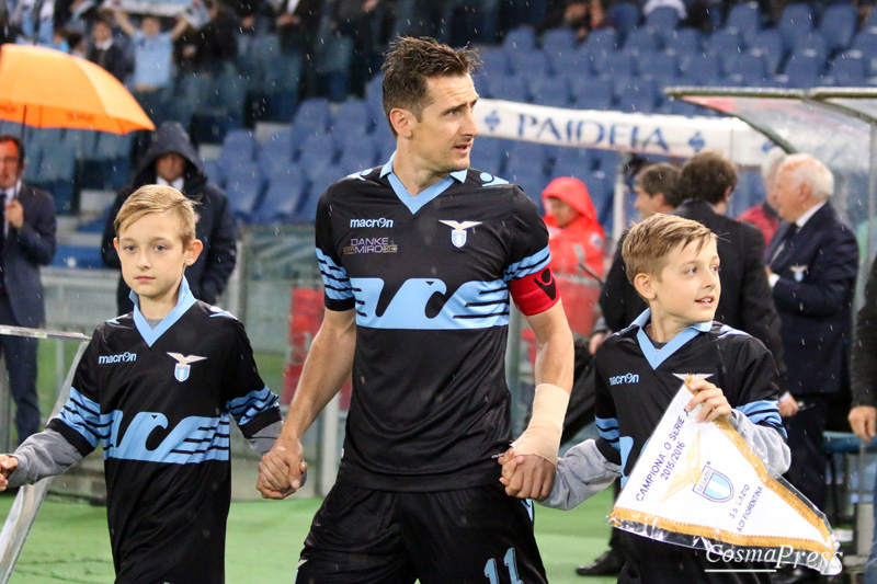 Lazio - Klose day - Miro saluta con goal su rigore in un Olimpico pieno ad applaudirlo. [foto C. Martemucci]