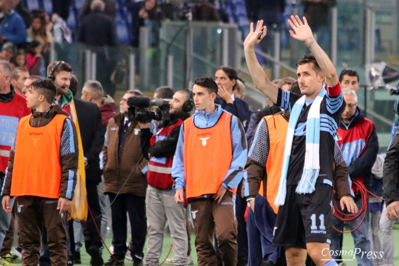 Lazio - Klose day - Miro saluta con goal su rigore in un Olimpico pieno ad applaudirlo. [foto C. Martemucci]