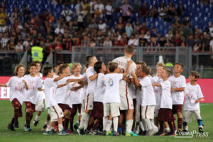 Bambini abbracciano Francesco Totti