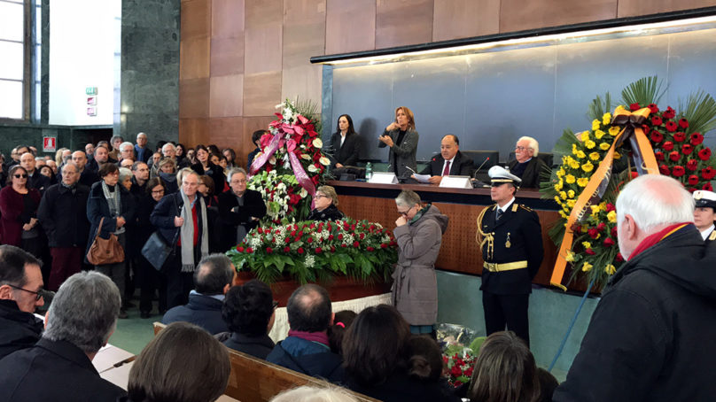 Tullio De Mauro, l’ultimo abbraccio nella “sua” Sapienza in un aula gremita.Presenti Raggi, Visco e Franceschini.