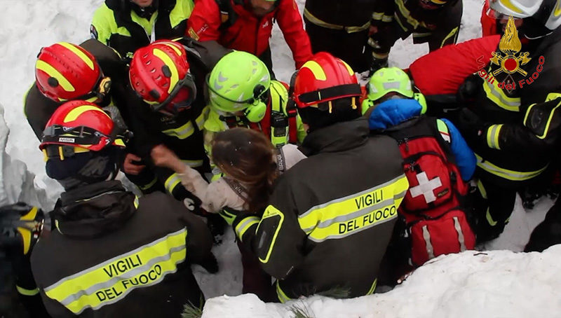 Valanga su hotel Rigopiano. Estratti vivi mamma e viglio. Le immagini del salvataggio.