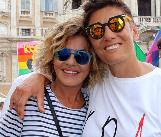 Eva Grimaldi ed Imma Battaglia sorridenti al Pride2017, si conobbero 7 anni fa.