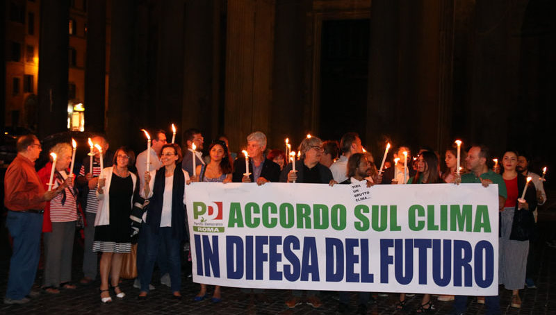 Roma, Fiaccolata Pd per il accordi sul clima al Pantheon – LE FOTO