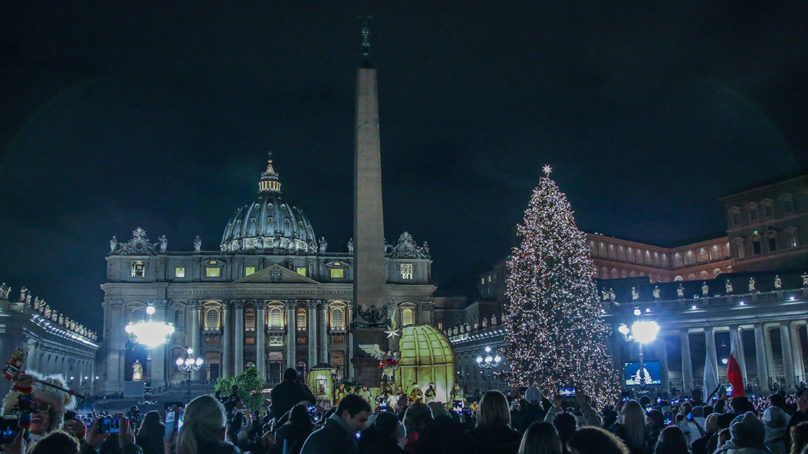 A Piazza San Pietro inaugurato il Presepe e acceso l’albero di Natale