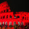 Video – Roma Colosseo si illumina di rosso come il sangue dei martiri cristiani