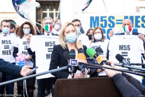 Flash Mob di Fratelli d'Italia: “M5S mette all'asta l'Italia votando il Mes”