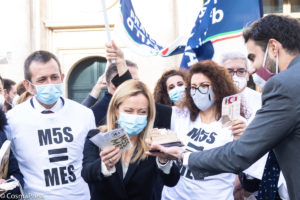 Flash Mob di Fratelli d'Italia: “M5S mette all'asta l'Italia votando il Mes”